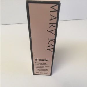 Mary Kay  Luminous Wear Liquid Foundation Beige 4